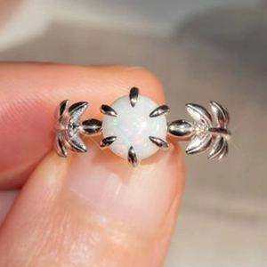 Anello foglia argento con opale bianco rotondo e montatura a sei griffe elegante