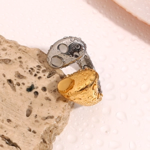 Détail d'une bague bicolore en acier inoxydable plaqué or 18K avec gouttes d'eau sur pierre