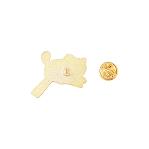 Vue arrière du pin's chat émaillé mignon avec son fermoir papillon doré