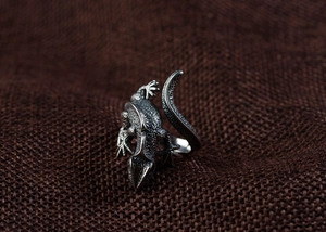 Macro shot of 925 sterling silver lizard ring detailing realistic scales and texture