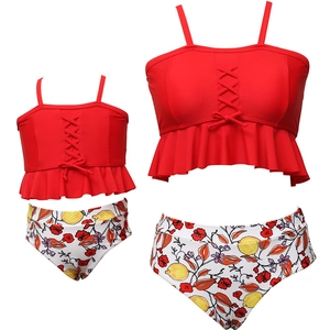 Maillots de bain famille assortis avec hauts à basques rouges et bas fleuris à citrons
