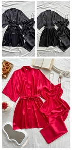 Vue détaillée de l'ensemble pyjama 3 pièces en satin de soie avec robe et caraco femme