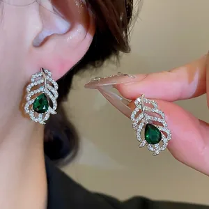 Boucles d'oreilles argentées avec pierres poire vert émeraude et plumes de zircon
