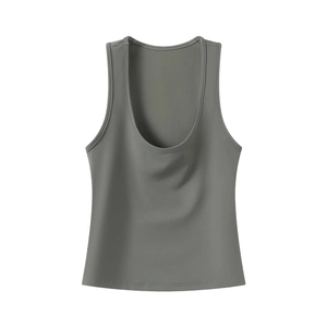 Détail du tissu gris haute élasticité et des coutures de ce débardeur de sport ajusté