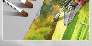 Dettaglio di un set di pennelli professionali con pittura a mano su tela artistica