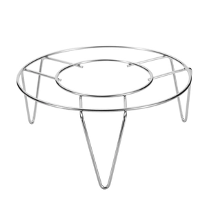 Support de cuisson vapeur rond en acier inoxydable poli avec trois pieds en V sur fond blanc