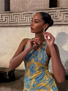 Detailansicht des böhmischen Paisley-Musters in Blau und Gelb auf dem ärmellosen Kleid