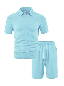 Dettaglio del set polo e pantaloncini azzurro in maglia a nido d'ape con tessuto testurizzato