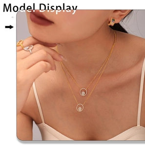 Détail d'un collier doré double couche serti de zircons sur mannequin au style luxueux