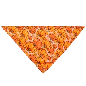 Détail d'un bandana pour chien en coton orange avec imprimé citrouille et coutures