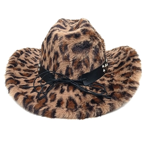 Détail du chapeau de cowboy en peluche léopard avec clous en métal et bande en cuir