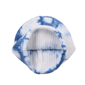 Bonnet en maille côtelée tie-dye bleu et blanc pour la chaleur extérieure et le style