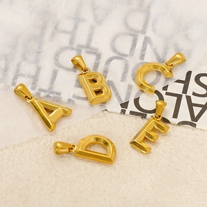 Dettaglio del set di ciondoli con lettere da A a E in acciaio inossidabile placcato oro 18k