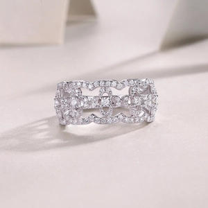 Makroaufnahme von S925 Silberring mit hohlem Blumenmuster und Pavé Moissanit-Steinen