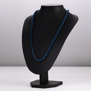 Collana a catena a spiga in acciaio inossidabile blu da uomo su busto nero