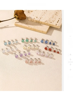 Boucles d'oreilles multicolores en pierres précieuses rondes sur support texturé chic