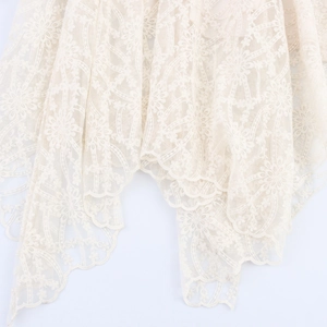 Abito in pizzo bohémien beige con ricami floreali e design dell'orlo irregolare