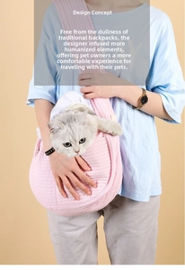 Détail du sac de transport rose matelassé avec sangle large et chat silver tabby dedans