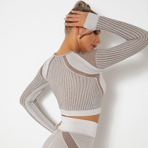 Détail du tissu en maille côtelée sans couture sur l'ensemble de yoga manches longues