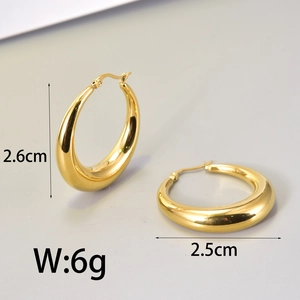 Vista detallada de aretes de media luna en acero de titanio oro de 18K con dimensiones