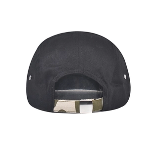 Détail de la vue arrière d'une casquette en coton noir avec sangle camo réglable.