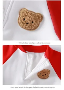 Baby-Strampler Detail mit Druckknöpfen und weichem 3D-Bären-Patch auf zweifarbigem Stoff