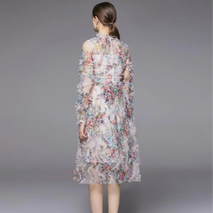 Vestido largo de gasa floral con mangas largas y volantes, elegante vista trasera