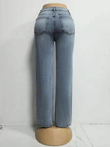 Detailweergave van lichtblauwe spijkerbroek met hoge taille en achterzakken met wassing