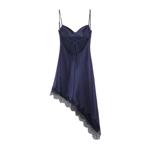 Asymmetrisches Satin-Unterkleid mit Spitzenbesatz und Schnürung am Rücken in Dunkelviolett