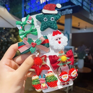 Close-up van 8-delige kersthaaraccessoireset met kerstman- en rendiermotieven