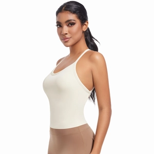 Détail de la brassière de yoga blanc crème avec fines bretelles et tissu sans couture