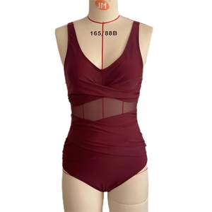 Détail d'un maillot de bain bordeaux avec empiècements en tulle et détails froncés