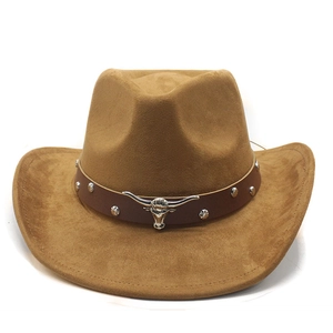 Détail du chapeau de cow-boy en daim marron avec ruban cuir et emblème tête de taureau