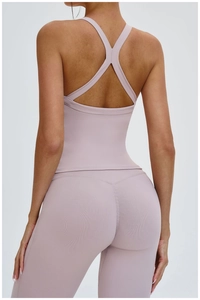 Vue arrière d'un ensemble de yoga lilas avec dos croisé et legging de sport taille haute