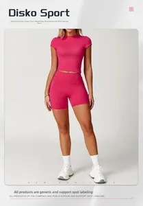 Dettaglio del set yoga rosso rosa con tessuto elastico e vestibilità taglia S sul modello