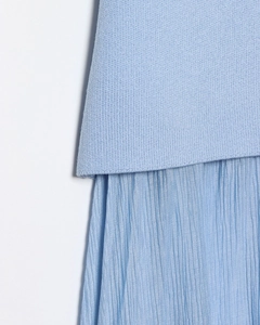 Gros plan du tissu en maille bleu clair combiné à une texture plissée pour l'élégance