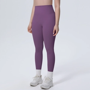 Nahaufnahme der nahtlosen lila Yoga-Leggings mit hoher Taille und formender Passform