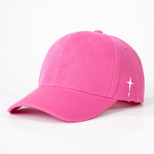 Détail de la casquette de baseball rose en coton avec broderie croix blanche sur le côté