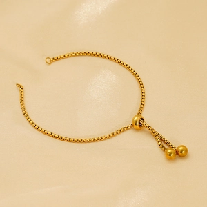 Verstellbares Armband aus 18K vergoldetem Edelstahl auf beigem Seidenhintergrund