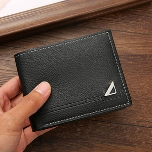 Portafoglio da uomo in pelle nera con cuciture bianche e dettaglio logo argento