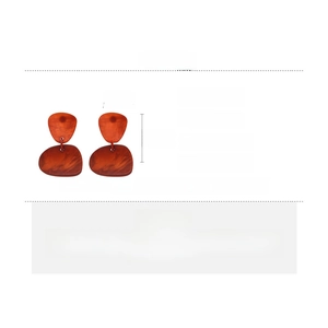 Détails des boucles d'oreilles en acrylique écaillé avec poids et dimensions indiqués