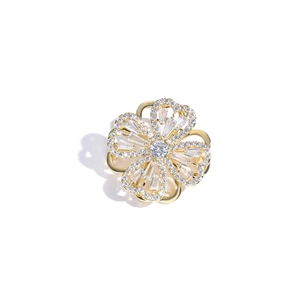 Detailansicht einer goldenen Blumenbrosche mit Zirkonia und Kristallen im Baguette-Schliff