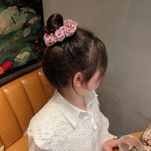 Roze scrunchie met luipaardprint van imitatiebont gedragen in een elegante retro knot