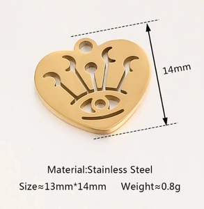 Makro-Detail des Herzanhängers aus Edelstahl mit Hohltatze und 14mm Größenangaben