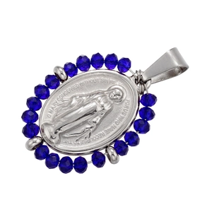 Dettaglio macro della medaglia religiosa argento con perline blu e rilievo