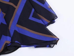 Detail eines leichten Chiffon-Midirocks mit geometrischem Farbdruck und feiner Nahtführung