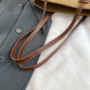 Grande borsa tote intrecciata con manici in pelle marrone e cuciture di pregio per l'estate