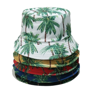 Cappelli alla pescatora estivi con stampa di cocchi tropicali in cinque vivaci varianti colore