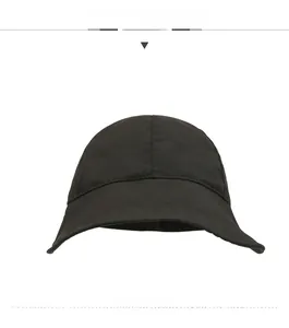 Vista dettagliata di un cappello da sole nero ad asciugatura rapida con tesa larga e design