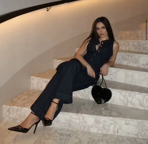 Ensemble mode en denim bleu foncé avec haut sans manches et pantalon large à ceinture